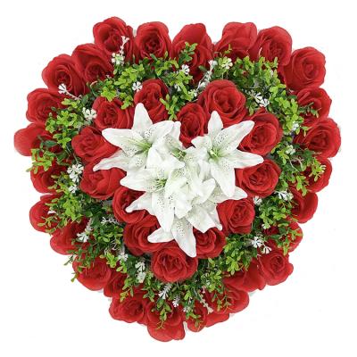 China Eco-friendly Christmas Artificial Flower Holiday Decoration Red Wreath Indoor And Outdoor Heart Shaped Wreath for sale