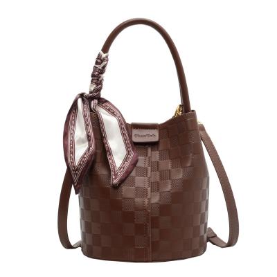 China High quality plaid solid dark bag for women autumn and winter new westernized texture minimalist messenger bucket bag for sale