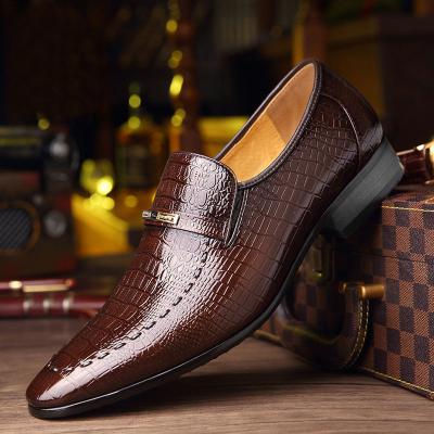 China 2022 New Style Men's Lightweight Alligator Pattern Wedding PU Leather Official Designer Dress Shoes Loafers Shoes For Men for sale