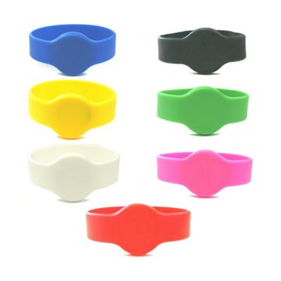 China Waterproof CUSTOMIZED Check Rfid Wristband Silicone Wristband For Swimming Pool for sale