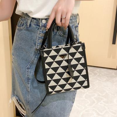 China Other New Messenger Bag Niche Texture Handbags 2022 Summer All-match One-shoulder Fashion Portable Tote Bag Popular for sale