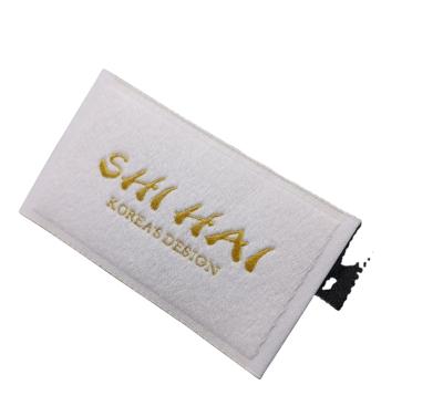 Cina Washable Made In China Labels Low As MOQ100 Woven Labels With Gold Thread , High End Quality Neck Label in vendita