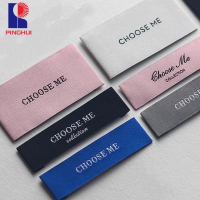 Κίνα Hot Sale End Pleat Washable Satin Woven Labels For Clothing Dress Hoodie Labels Neck Label προς πώληση