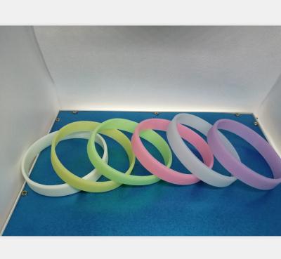 China Wholesale Cheap Europe Light Color Silicone Wristband Glow In The Dark Wristbands For Events for sale