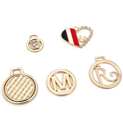 China Best High Quality Hardware Round Light Gold Dangling Round Letter Heart Industrial Direct Selling Logo Charm for sale