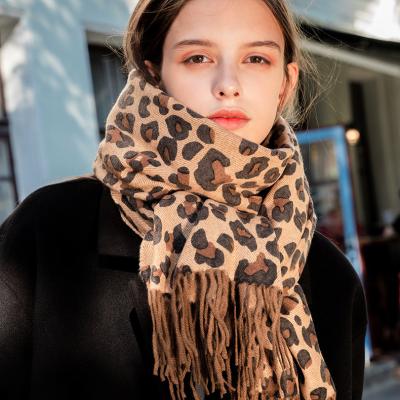 China Ladies Autumn Winter Double Sided Leopard Printing Shawl Soft Smooth Feeling Warm Scarf Women's Classic Dual-Use Shawls for sale