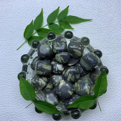 China Healing 20-30mm Natural Moss Agate Crystal Tumbled Chips Wholesale for Home Decoration for sale