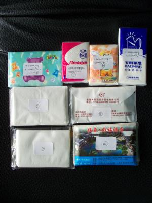 Cina Lo strato riciclato della sostanza assorbente 10 della polpa supporto del fazzoletto di carta di 4 pieghe ha personalizzato la dimensione in vendita