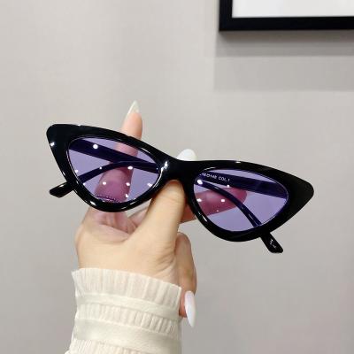 China Cat Eye 2021 High Quality Retail Wholesale White Vintage 2022 Sun Glass Triangle Frame Retro Cat Eye Sunglasses For Women Men for sale