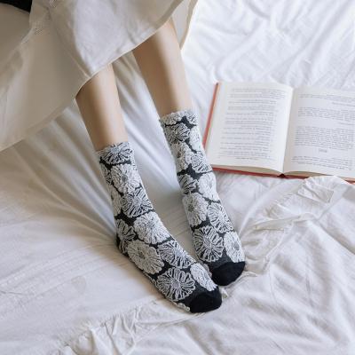 China Breathable hot selling custom made logo calf jewelry sock women's unique flower design autumn and winter medium tube socks for women for sale