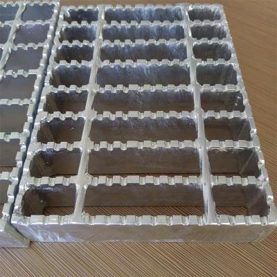 China Industrial Catwalk 32*5 Floor Grating Welded Galvanized Light Steel Frame for sale