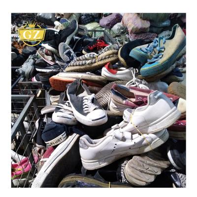 China Popular Used Polyester / Cotton Guangzhou Clothing Balls , Fashion Mixed Package Used Branded Sneaker Shoes for sale