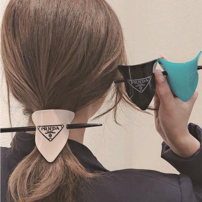 China Plastic Modern Daily Net Korean Hairpin Home Hairpin P Letter Letter Hairpin Red Inverted Single Hair Ponytail Dish Headdress Hairpin for sale