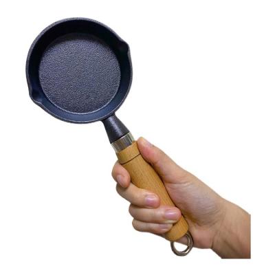 China Sustainable Ready To Ship Cast Iron Frying Pan Mini Size Egg Pan With Wooden Handle for sale