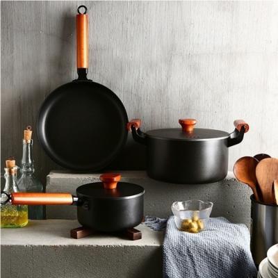 China 5pcs kitchen tableware black color iron stick pot soup pot cookware viable non set with wooden handle for sale