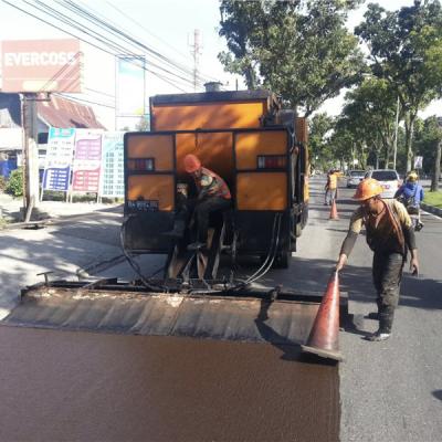 China Construction worksÂ   4x2 Dongfeng 2000 gallon one bitumen spreader for sale