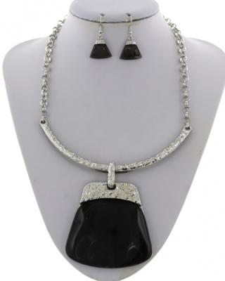 China 2021 modern ladies wearing the large natural moonstone necklace to go party for sale