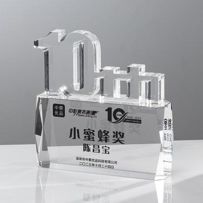 China 8 inch hoge gegoten acryl award plexiglas trofee voor 10e jaar jubileum evenement Te koop