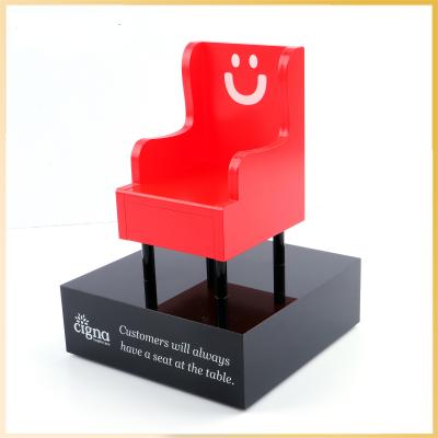 China Custom Mini Red Sofa Shape Acrylic Award Trophy For Furniture Thema Bedrijfsherkenning of viering Te koop