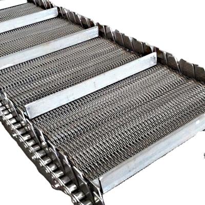 China Heat Resistant 304 Stainless Steel Wire Mesh Conveyor Belt With Flying Plate Belt With Side Guard for sale