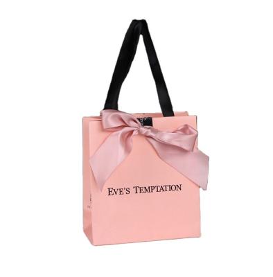 China Recyclable Universal Exquisite Bow Gift Hand Held Gift Thickened White Cardboard Bag for sale