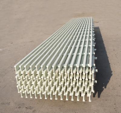 China Long Service Life Pultruded FRP Dock Grating Walkway with 40% Open Area and Cutting for sale