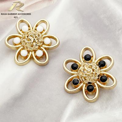 China Viable Design High Quality Metal Flower Shape Zinc Alloy Sewing Button For Clothing for sale