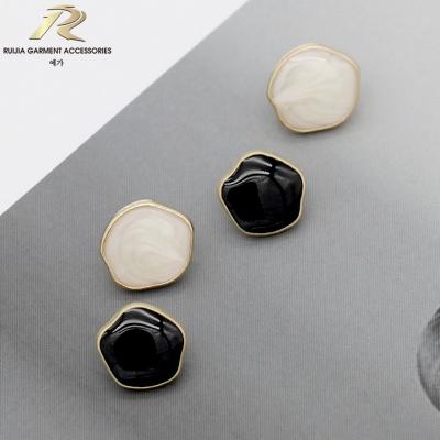 China Viable Garment Accessories Fashion Designer Buttons 10mm Shell Look Sewing Zinc Alloy Custom Metal Leg Shirt Buttons For Clothing for sale