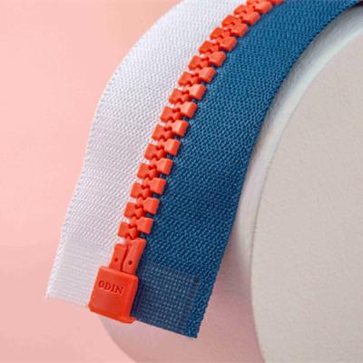 China Durable Custom Length Twin Different Colors Tape Nylon Teeth Water Resist Zipper for sale