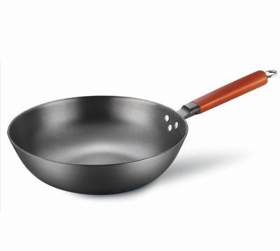 China Sustainable Kitchen Cookware Cast Iron Wok With Wooden Handle Flat Bottom for sale