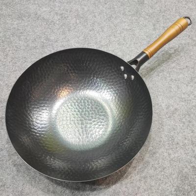 China 2022 Sustainable Hotsale 32 Cm Handle Carbon Steel Chinese Wooden Wok Hand Hammered Wok for sale