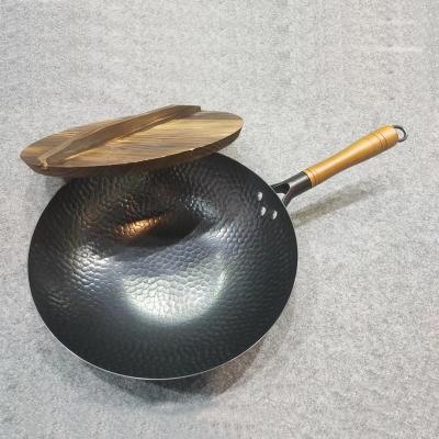 China Durable 30cm Chinese Carbon Steel Wok Hand Hammered Wok With Wooden Handle Carbon Steel Wok Pan for sale