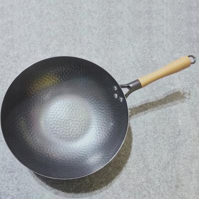 China Durable 34cm Handle Carbon Steel Chinese Wooden Wok Hand Hammered Wok With Wooden Handle for sale