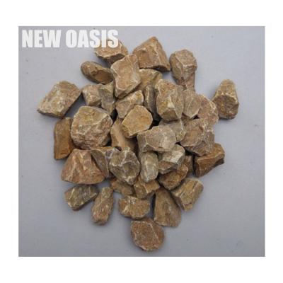 China Yellow  brown Natural Decorative  Unpolished Pebble Stone Gravel Paving Outdoor  Ornamental Stones for Garden Plant park Railway à venda