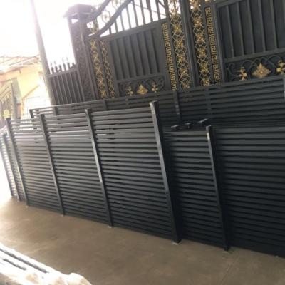 China Customized Easily Assembled High Quality Horizontal Aluminum Slat Yard Decorative Entrance Fence for sale