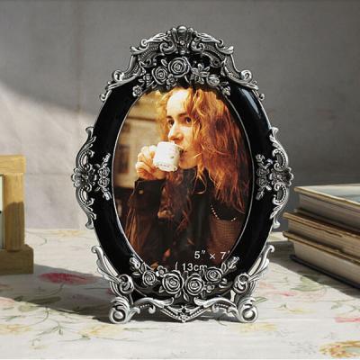 China Retail Metal Price Good Oval Shape Black Alloy Material Wedding Favors Metal Photo Frame for sale