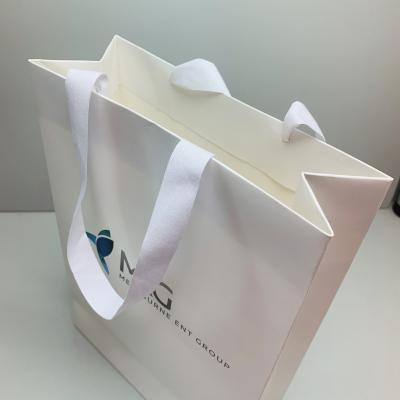 China Recyclable Custom Paper Packaging Bag Laminated Art Paper Bag White With Company Logo Print For Jewelry for sale