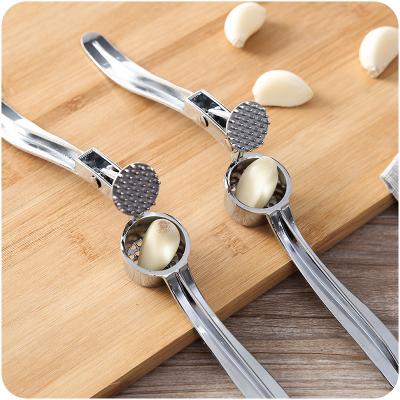 China Viable New Design Professional Kitchenware Garlic Crusher Vegetable Tools Stainless Steel Garlic Press for sale