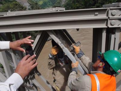 China Puentes de acero prefabricados galvanizados, mano de obra que monta el puente peatonal temporal en venta