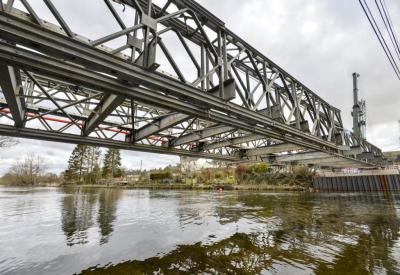 China Fáciles de acero de acero portátiles compactos del puente Q345B montan puente colgante del alambre en venta