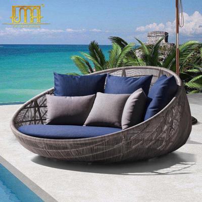 China Modern Round Shape Rattan Wicker Furniture Pool Lounge Outdoor Daybed for sale