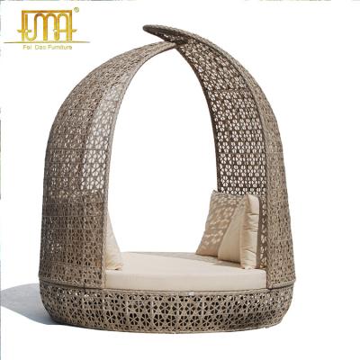 China Modern Luxury Commercial Round Hotel Lounge Rattan Tall Travel Daybed for sale