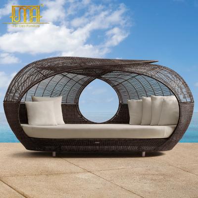 China Modern beach used round rattan wicker daybed with cushion outdoor furniture for sale