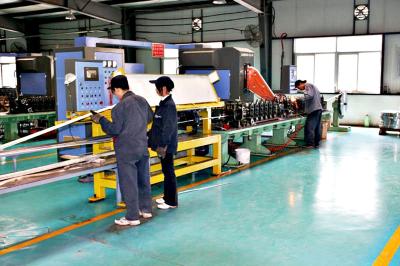 Cina Linea d'isolamento di vetro ad alta frequenza attrezzatura di alluminio di saldatura del distanziatore in vendita