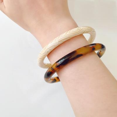 China Plastic Acrylic Jelly Round Brown Ivory Chunky Resin Bangle Bracelet Women Band Resin Bracelets Bangle Plastic Jewelry for sale