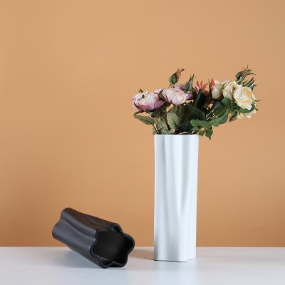 China Modern Home Decor Table Decorative Black Vases Nordic Modern Creative Flower Ceramic Vases for sale