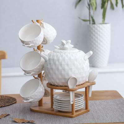 China Factory direct sale kitchenware stocked ceramic soup pot with lid/white ceramic soup bowl set with bamboo rack for sale