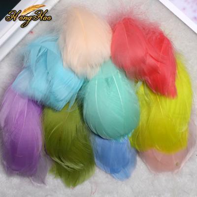 China 100pcs fluffy lot cheap white goose feathers for sale painted feathers multicolor feathers decorative goose feathers for sale