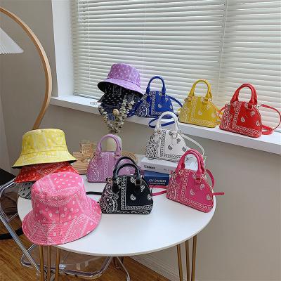 China 2021 Designer Paisley Bandana Bucket Hats Crossbody Handbag Women Paisley Pinch Purse and Hat Sets for sale