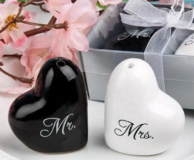 China Valentine Gifts Heart Shape Mr and Mrs Salt and Pepper Viable Shakers for Wedding Decoration for sale